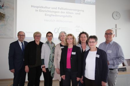 Damit Menschen in Würde Abschied nehmen können: (von links nach rechts) Landrat Manfred Müller, Irmgard Hewing (ALPHA NRW), Nadine Kröger (Lebenshilfe Kreisverband Paderborn e.V.), Heike Bade (ambulanter Hospizdienst St. Johannisstift), Margot Becker (Kreis Paderborn, Sozialamt), Sylvia Riekschnietz (Palliativmedizinischer Konsildienst), Brigitte Badke (ambulanter Hospizdienst Tobit), Longinus Lomp (Ev. Altenheim St. Johannisstift) bei der Informationsveranstaltung im Paderborner Kreishaus, Bildnachweis: Amt für Presse- und Öffentlichkeitsarbeit, Kreis Paderborn, Michaela Pitz   Informationsveranstaltung zur Hospiz- und Palliativversorgung im Kreis Paderborn